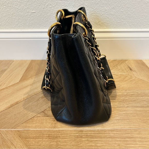 Iconic CHANEL Grand Shopping Tote in black caviar leather with gold hardware - Picture 5 of 17